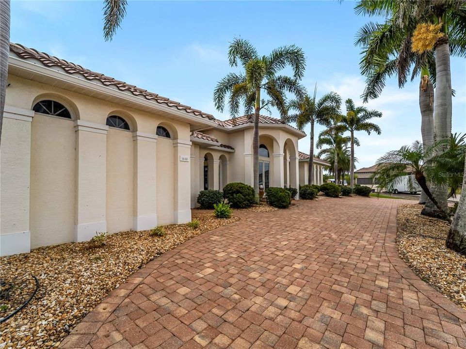 For Sale: $2,199,000 (4 beds, 3 baths, 4210 Square Feet)