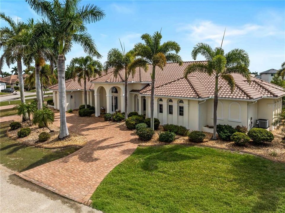 For Sale: $2,199,000 (4 beds, 3 baths, 4210 Square Feet)