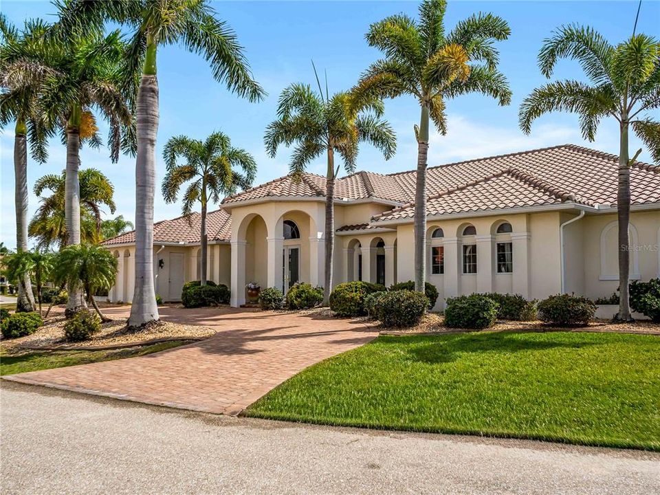 For Sale: $2,199,000 (4 beds, 3 baths, 4210 Square Feet)