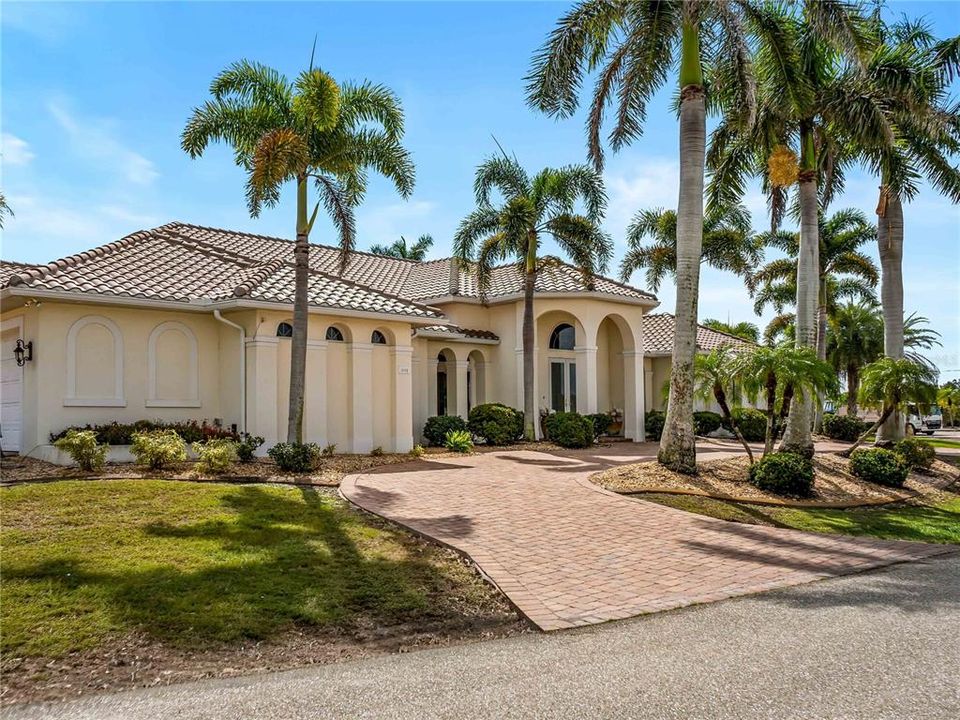 For Sale: $2,199,000 (4 beds, 3 baths, 4210 Square Feet)