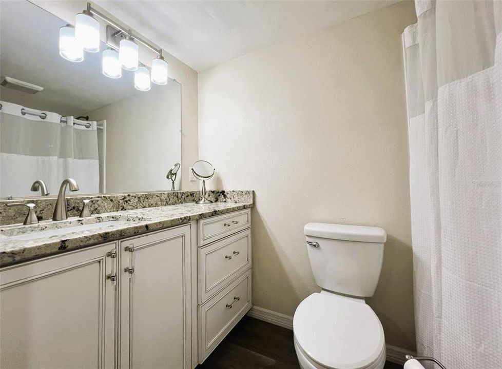 出租: $1,350 (1 贝兹, 1 浴室, 924 平方英尺)