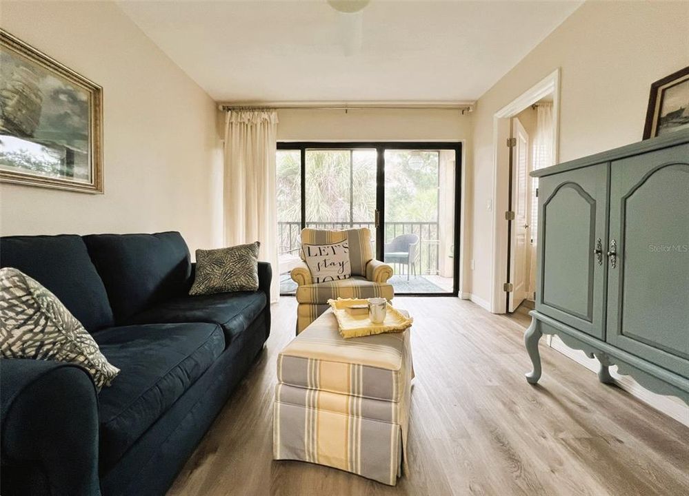 出租: $1,350 (1 贝兹, 1 浴室, 924 平方英尺)