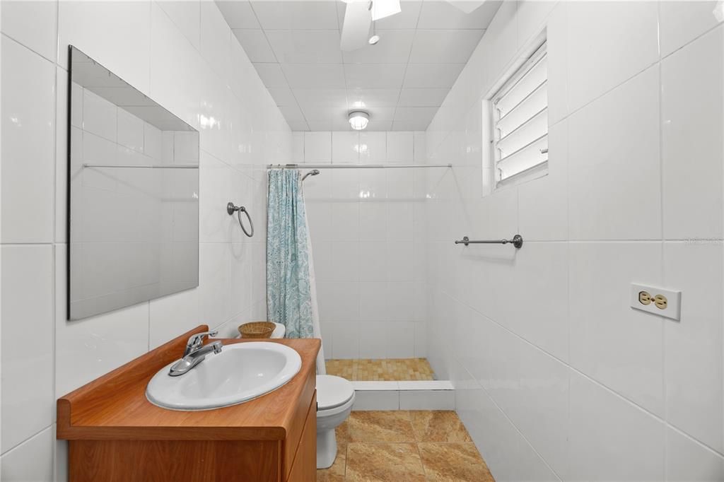 For Sale: $550,000 (6 beds, 5 baths, 1853 Square Feet)