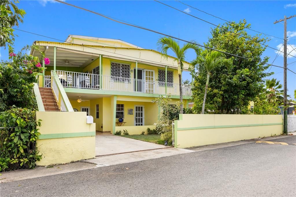 For Sale: $550,000 (6 beds, 5 baths, 1853 Square Feet)