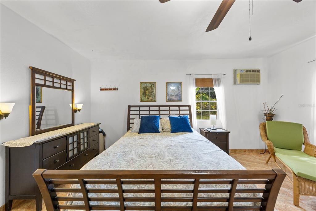 For Sale: $550,000 (6 beds, 5 baths, 1853 Square Feet)