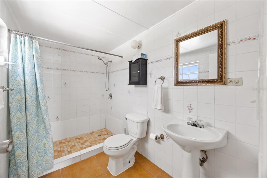 For Sale: $550,000 (6 beds, 5 baths, 1853 Square Feet)