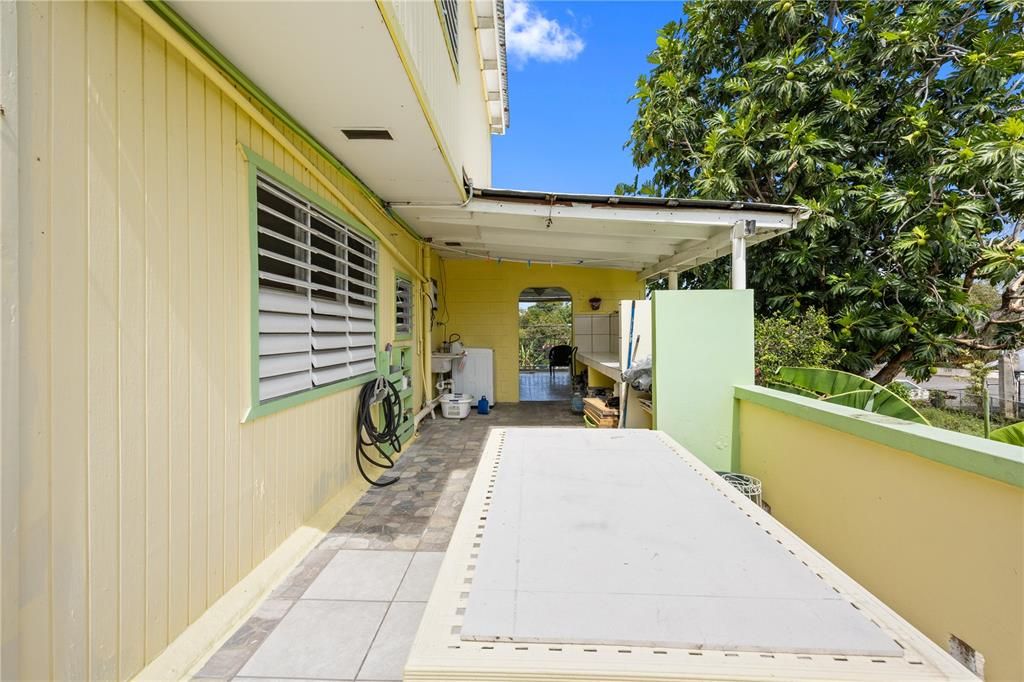 For Sale: $550,000 (6 beds, 5 baths, 1853 Square Feet)