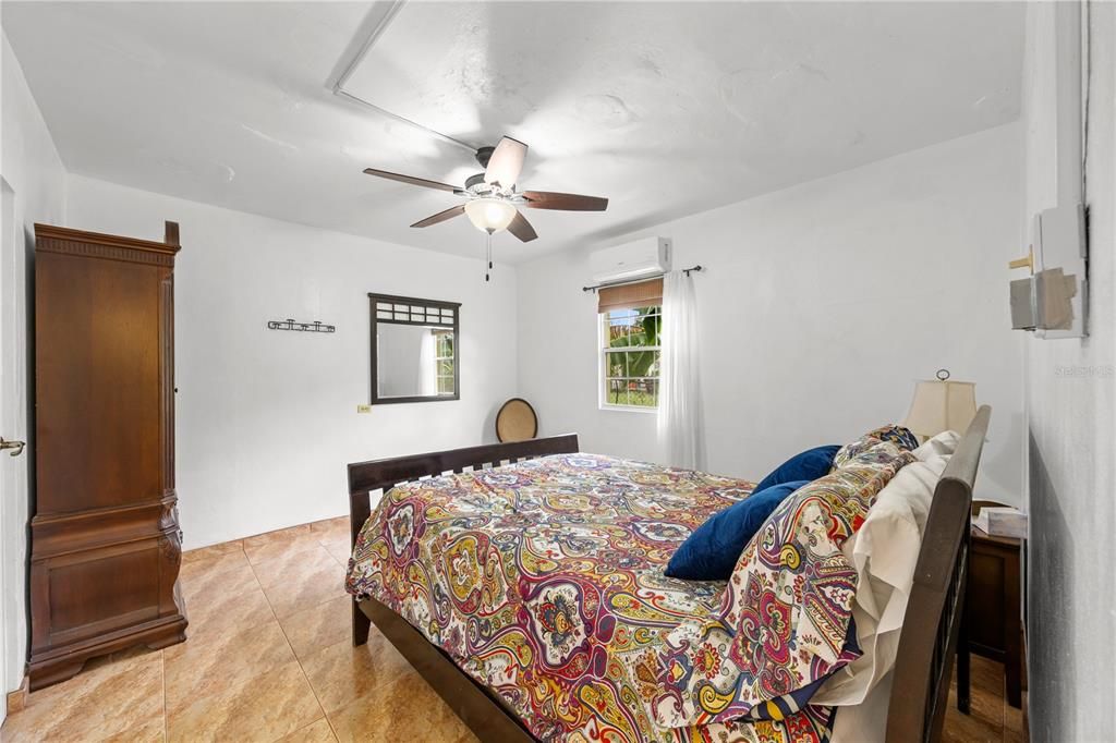 For Sale: $550,000 (6 beds, 5 baths, 1853 Square Feet)