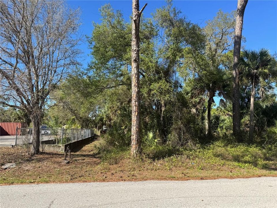 На продажу: $138,000 (0.23 acres)