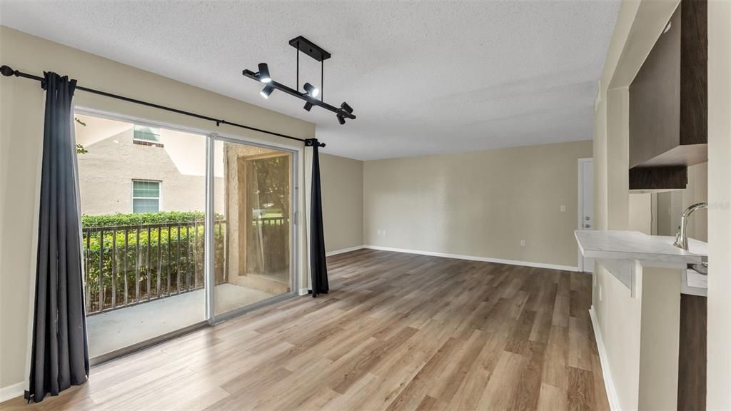 For Sale: $125,000 (2 beds, 2 baths, 1099 Square Feet)