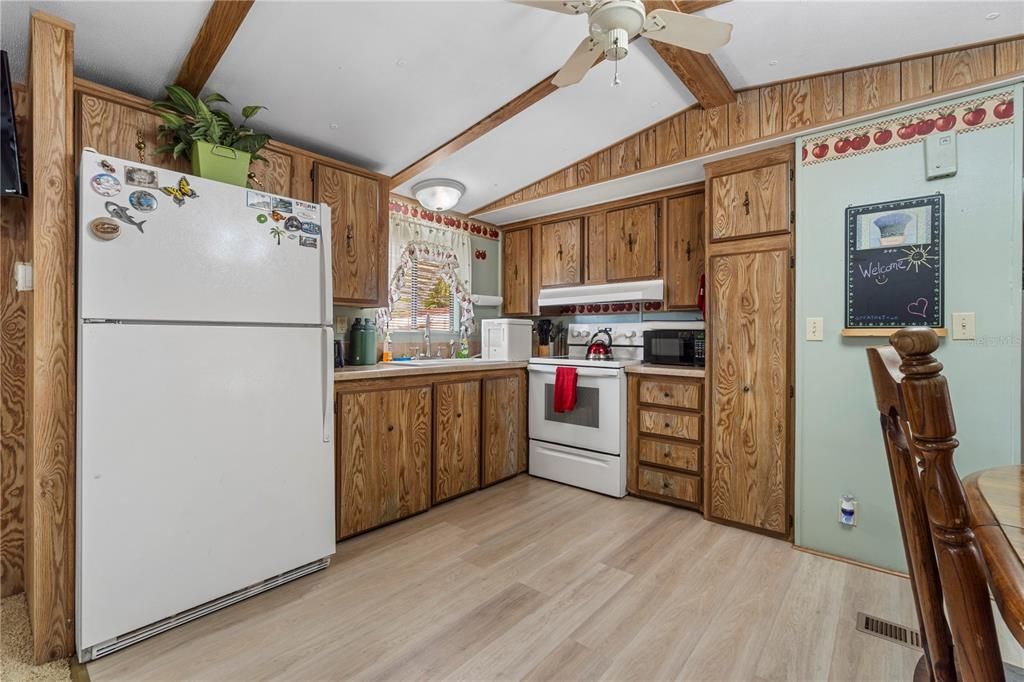 На продажу: $149,400 (2 спален, 2 ванн, 784 Квадратных фут)