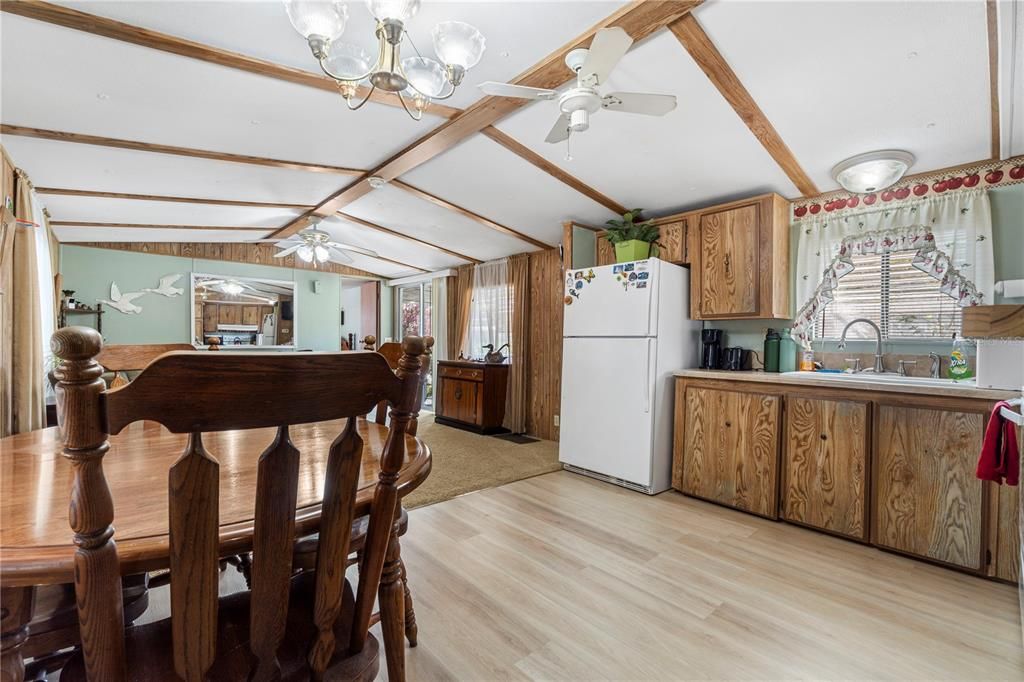 На продажу: $149,400 (2 спален, 2 ванн, 784 Квадратных фут)