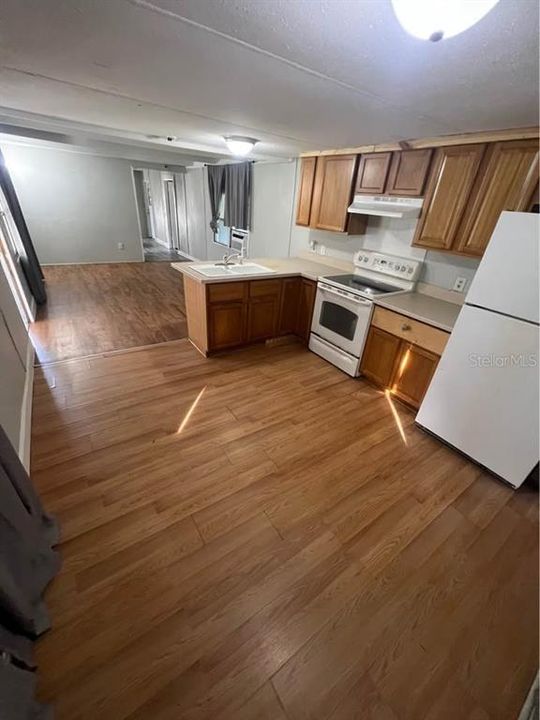 合同活跃: $119,000 (3 贝兹, 1 浴室, 1000 平方英尺)