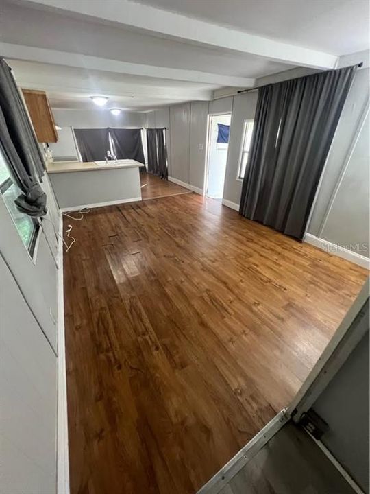 合同活跃: $119,000 (3 贝兹, 1 浴室, 1000 平方英尺)