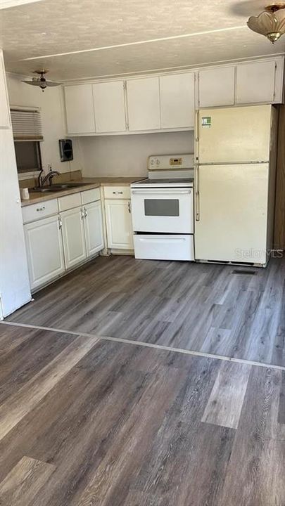 На продажу: $129,000 (2 спален, 1 ванн, 1000 Квадратных фут)