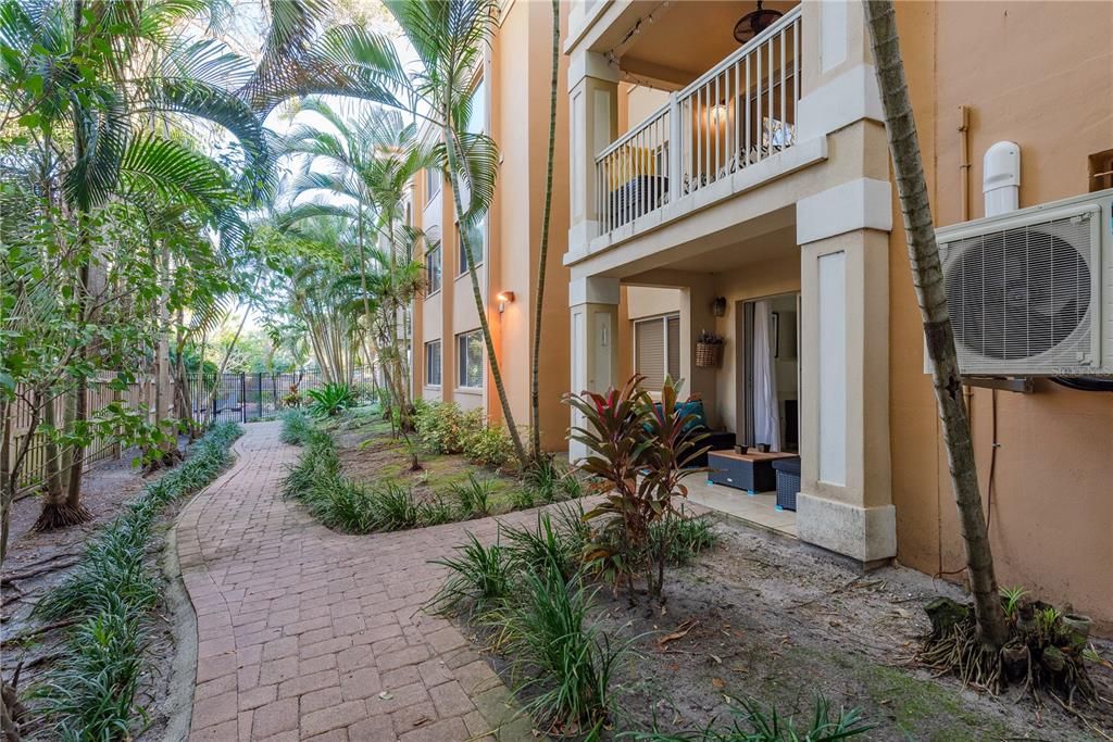 Active With Contract: $439,000 (2 beds, 2 baths, 1005 Square Feet)