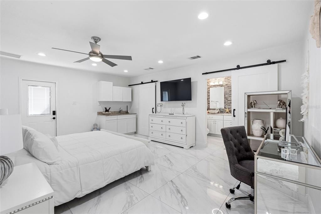 Activo con contrato: $585,000 (4 camas, 3 baños, 1697 Pies cuadrados)
