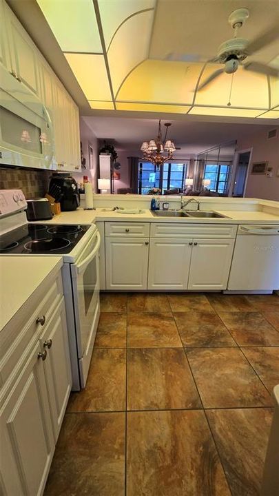 На продажу: $129,900 (2 спален, 2 ванн, 1092 Квадратных фут)