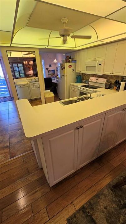 На продажу: $129,900 (2 спален, 2 ванн, 1092 Квадратных фут)