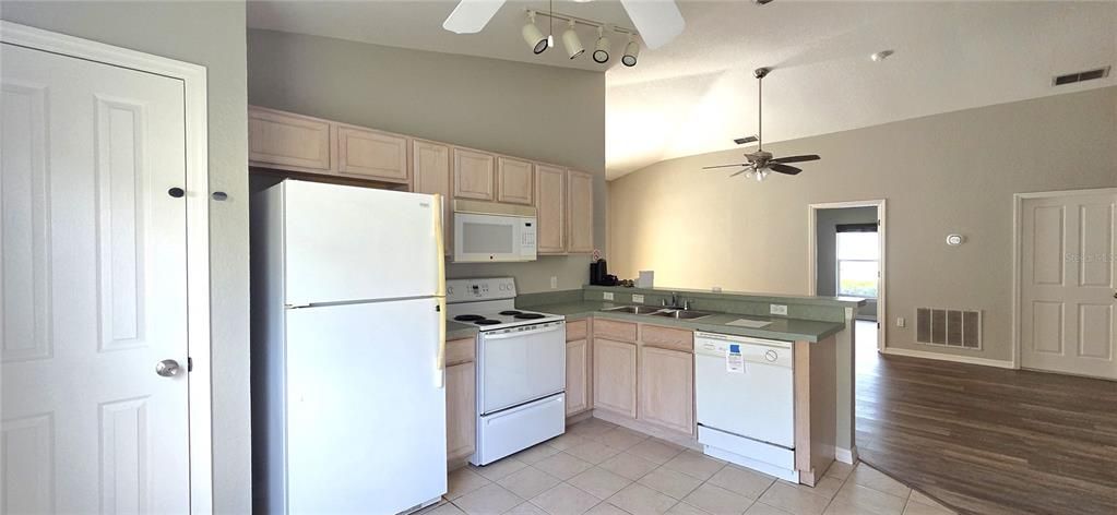 Activo con contrato: $285,000 (5 camas, 3 baños, 1790 Pies cuadrados)
