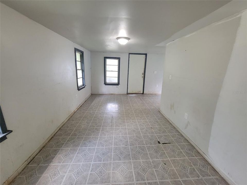 For Rent: $800 (1 beds, 1 baths, 600 Square Feet)