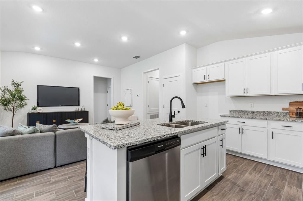 Active With Contract: $321,100 (3 beds, 2 baths, 1512 Square Feet)