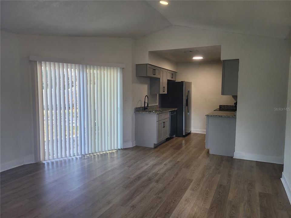 For Rent: $1,600 (2 beds, 1 baths, 698 Square Feet)