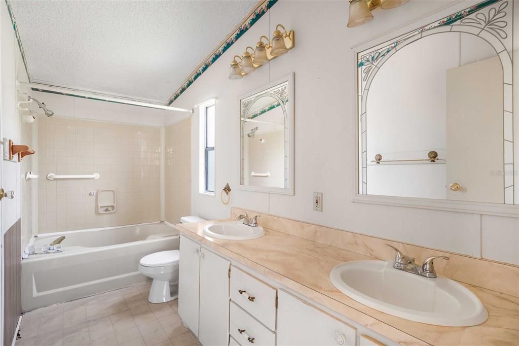 En Venta: $165,000 (3 camas, 2 baños, 1307 Pies cuadrados)