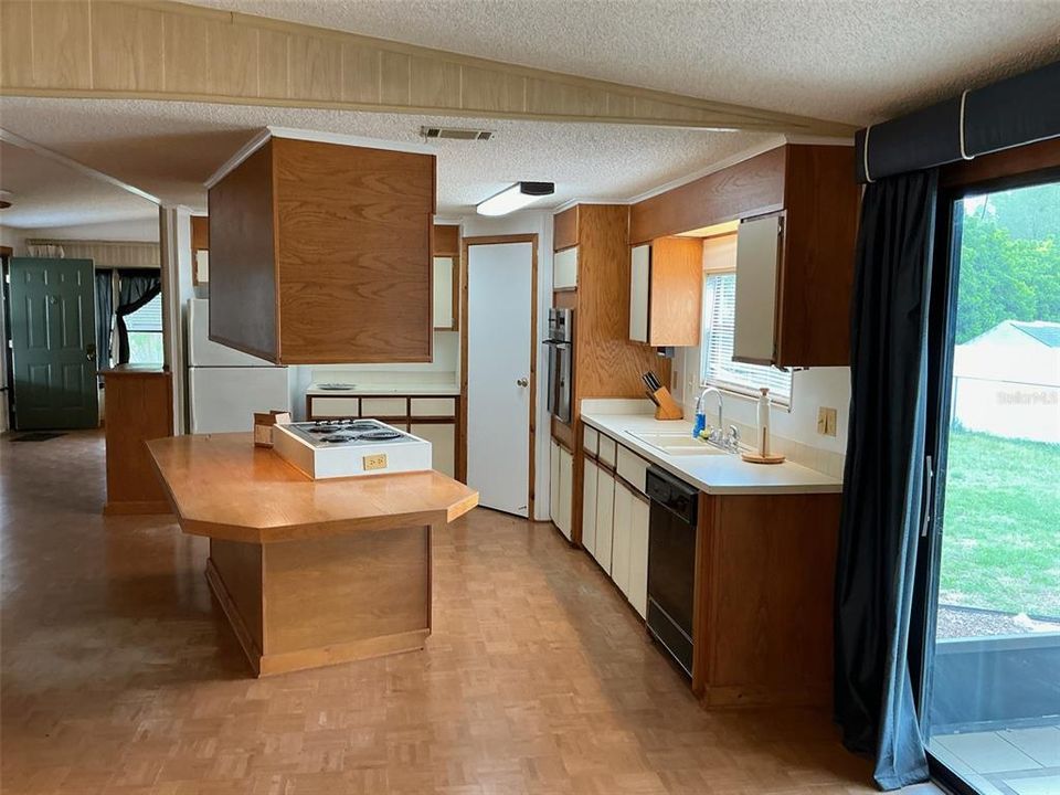 На продажу: $99,000 (2 спален, 2 ванн, 1370 Квадратных фут)