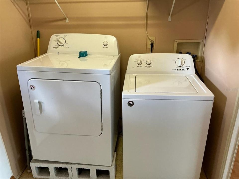 На продажу: $99,000 (2 спален, 2 ванн, 1370 Квадратных фут)