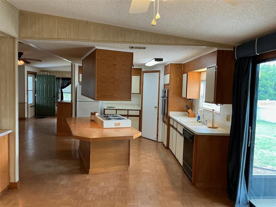 На продажу: $99,000 (2 спален, 2 ванн, 1370 Квадратных фут)