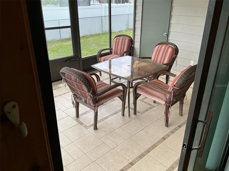 На продажу: $99,000 (2 спален, 2 ванн, 1370 Квадратных фут)