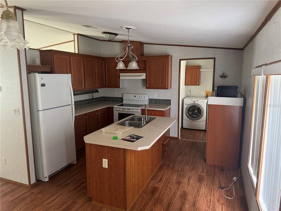 For Sale: $200,000 (3 beds, 2 baths, 1296 Square Feet)