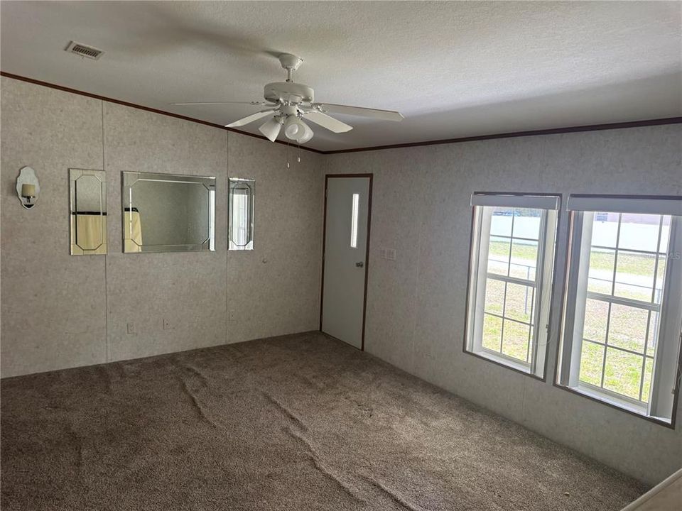 For Sale: $200,000 (3 beds, 2 baths, 1296 Square Feet)