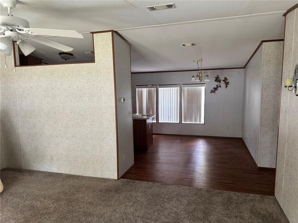 For Sale: $200,000 (3 beds, 2 baths, 1296 Square Feet)