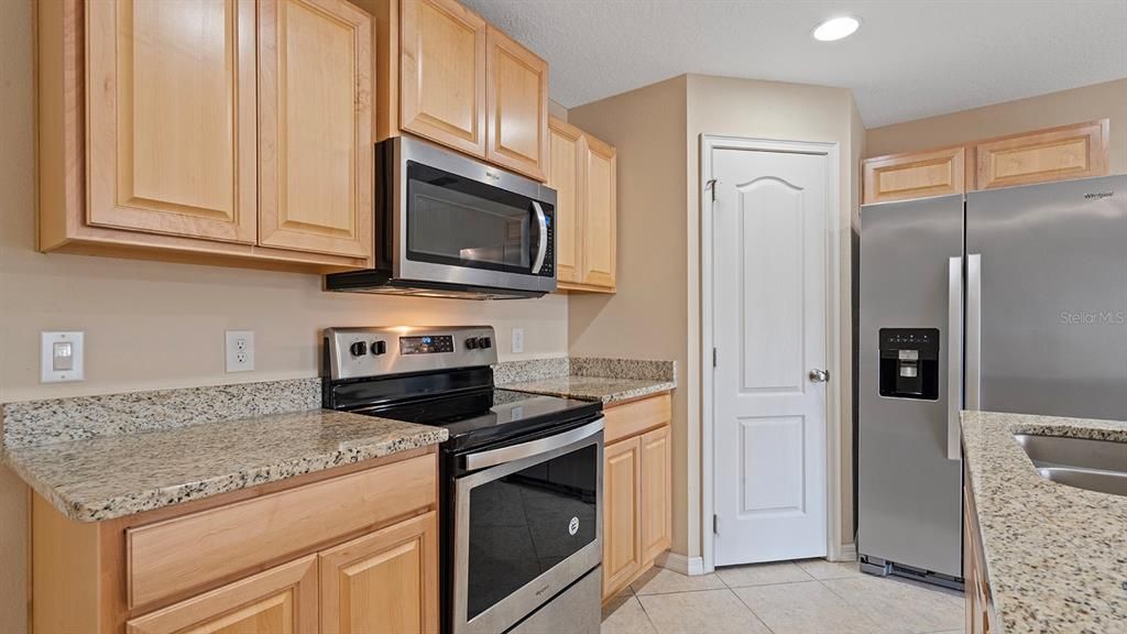En Venta: $899,000 (4 camas, 3 baños, 2617 Pies cuadrados)