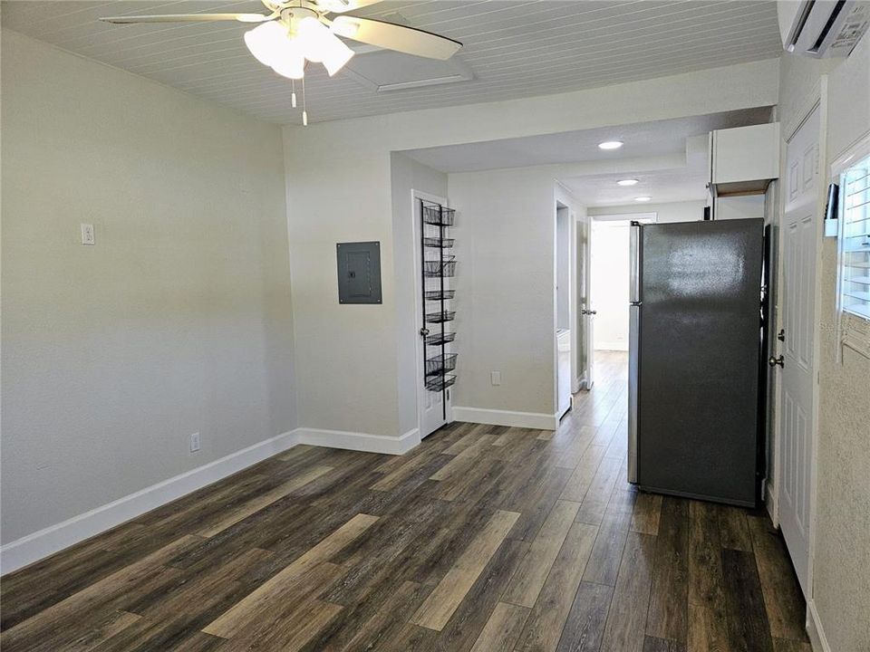 Active With Contract: $1,200 (1 beds, 1 baths, 510 Square Feet)