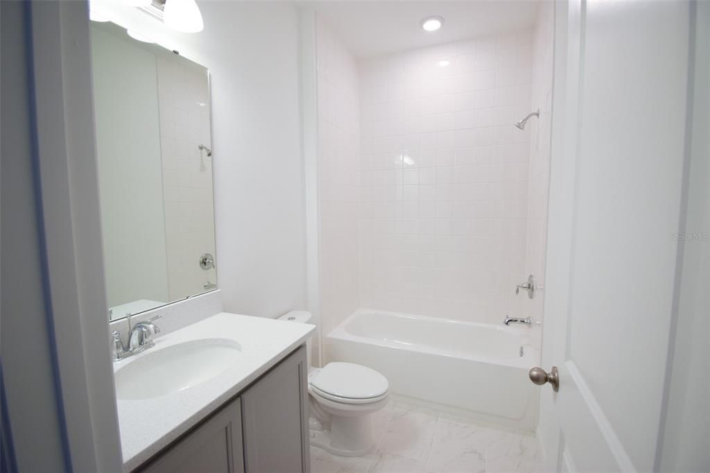 Activo con contrato: $2,400 (4 camas, 3 baños, 2660 Pies cuadrados)