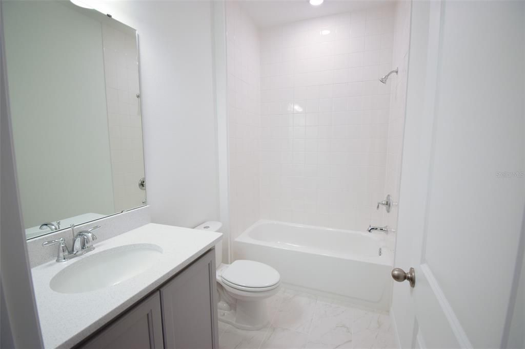 Activo con contrato: $2,400 (4 camas, 3 baños, 2660 Pies cuadrados)