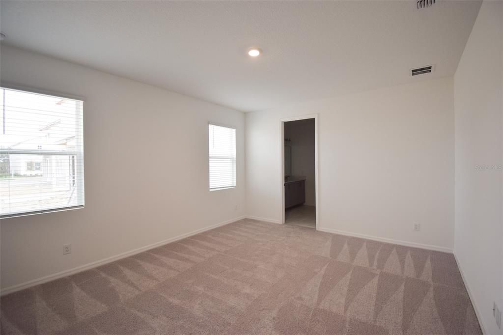 Activo con contrato: $2,400 (4 camas, 3 baños, 2660 Pies cuadrados)