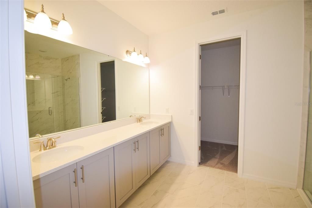 Activo con contrato: $2,400 (4 camas, 3 baños, 2660 Pies cuadrados)