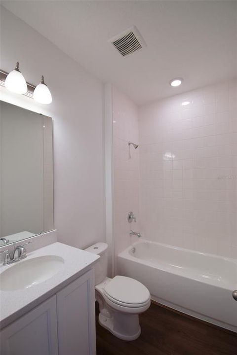 Activo con contrato: $2,400 (4 camas, 3 baños, 2660 Pies cuadrados)