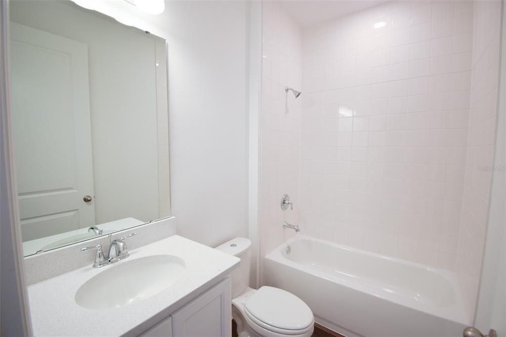 Activo con contrato: $2,400 (4 camas, 3 baños, 2660 Pies cuadrados)