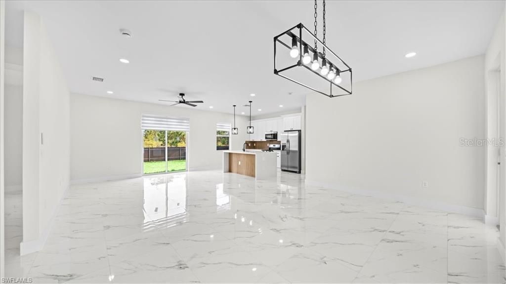 Activo con contrato: $289,900 (3 camas, 2 baños, 1308 Pies cuadrados)