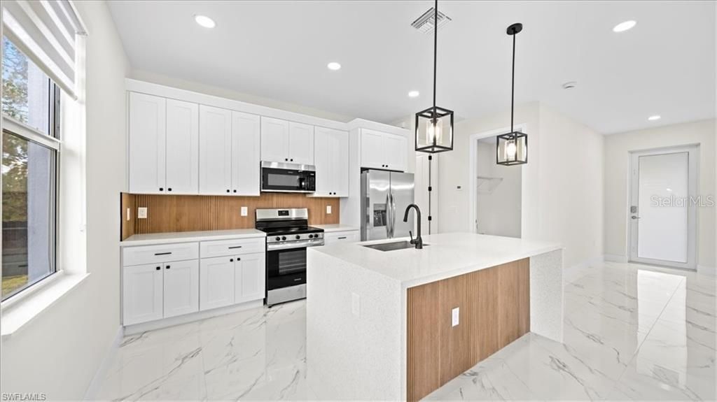 Activo con contrato: $289,900 (3 camas, 2 baños, 1308 Pies cuadrados)