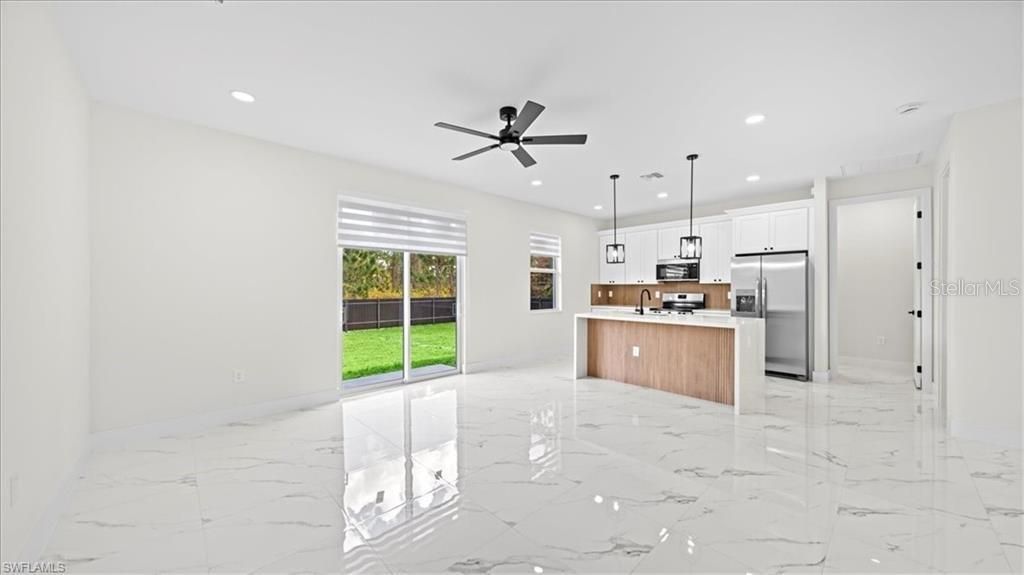 Activo con contrato: $289,900 (3 camas, 2 baños, 1308 Pies cuadrados)