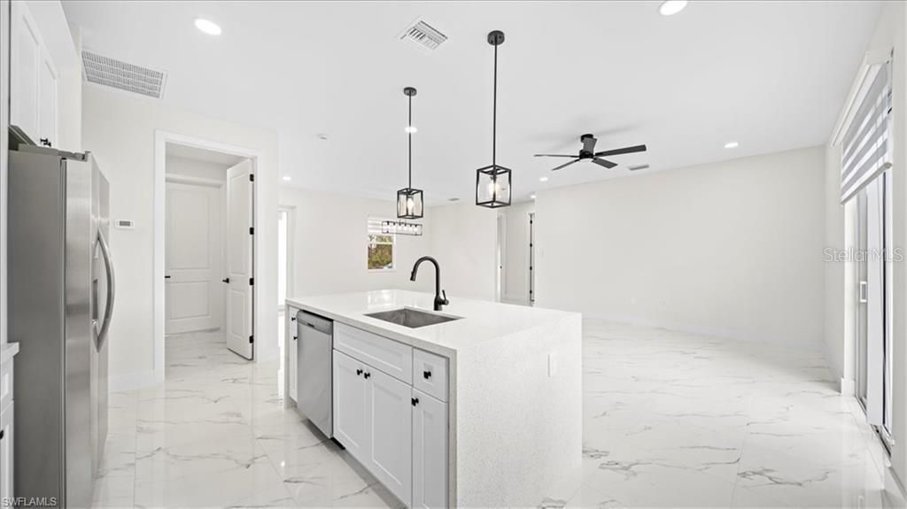 Activo con contrato: $289,900 (3 camas, 2 baños, 1308 Pies cuadrados)
