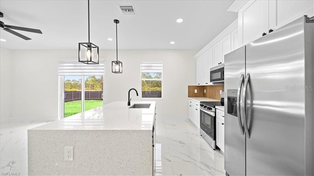 Activo con contrato: $289,900 (3 camas, 2 baños, 1308 Pies cuadrados)