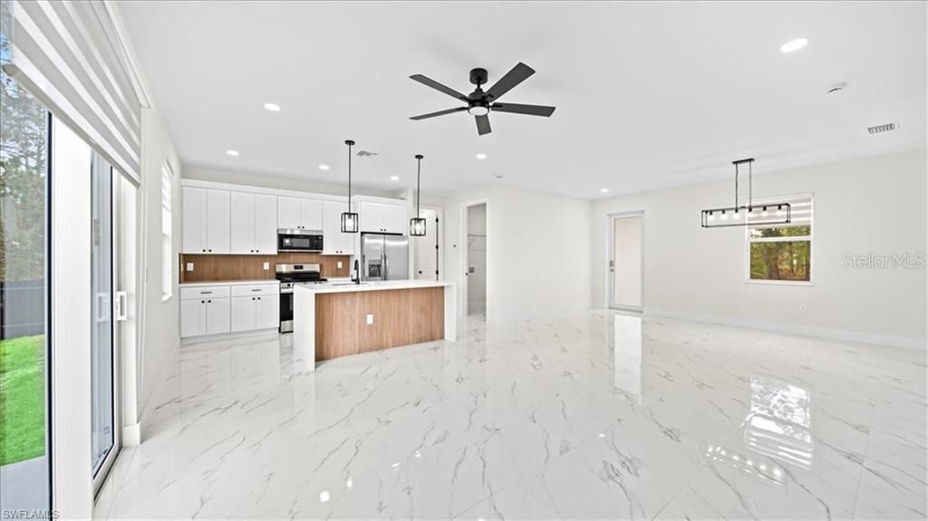 Activo con contrato: $289,900 (3 camas, 2 baños, 1308 Pies cuadrados)