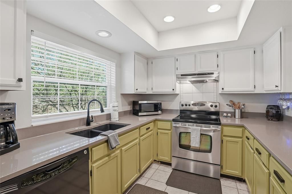 Active With Contract: $290,000 (2 beds, 2 baths, 1480 Square Feet)